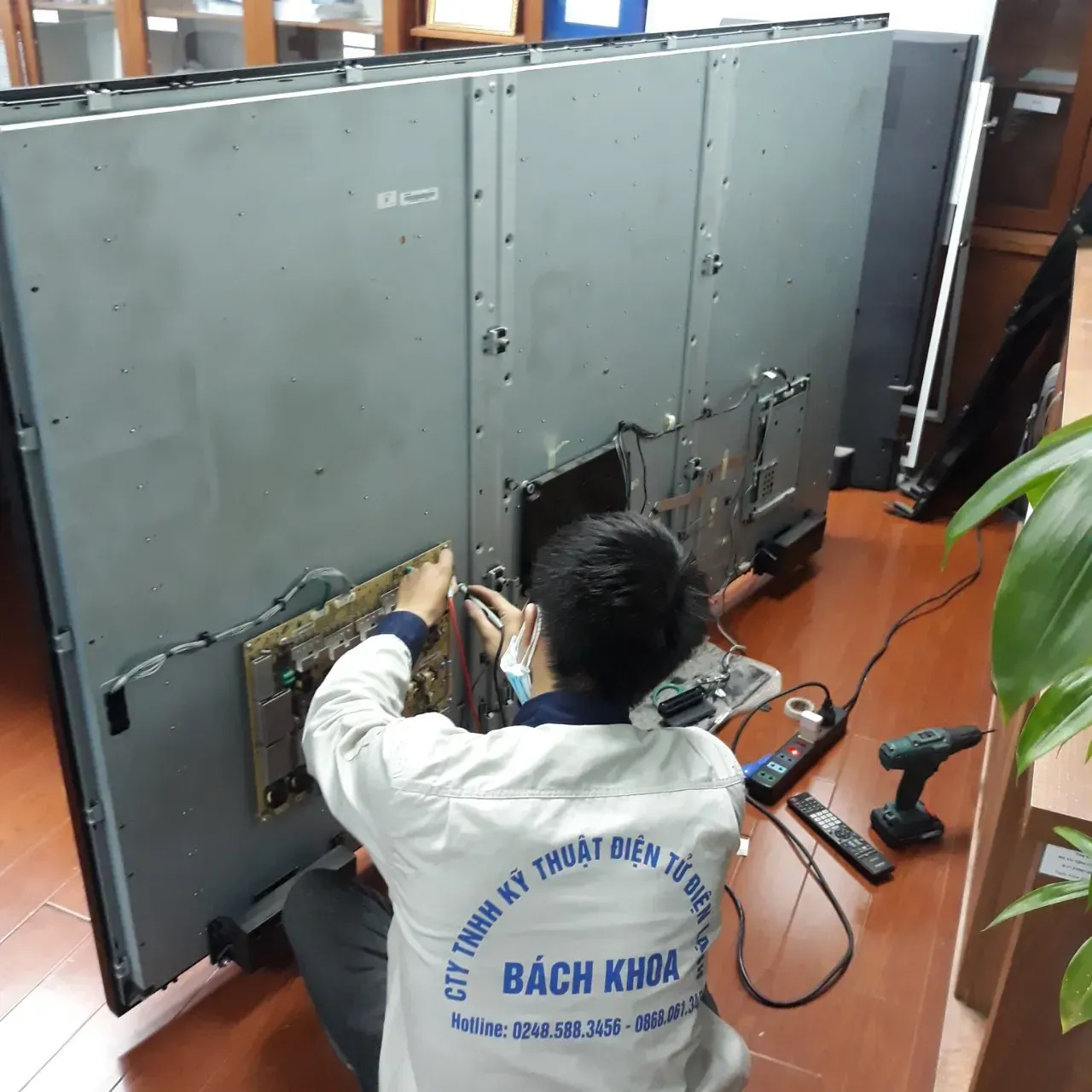 Thay màn hình tivi bị vỡ Thay màn hình tivi bị vỡ