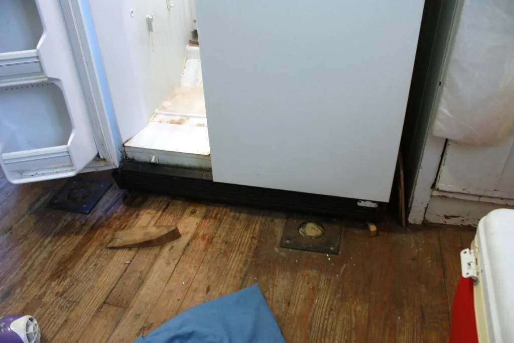 Do thực phẩm chứa nhiều nước hoặc đóng gói không kỹ tủ lạnh chảy nước ở ngăn mát