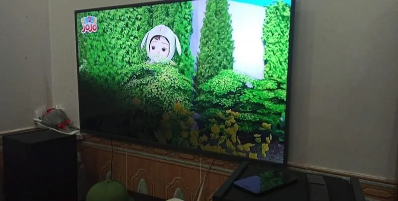 tivi bị đen màn hình vẫn có tiếng