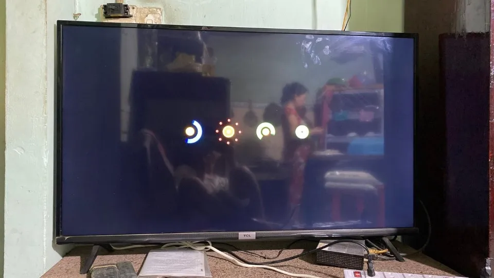 Thử reset bằng phím cứng trên tivi Tivi bị treo logo