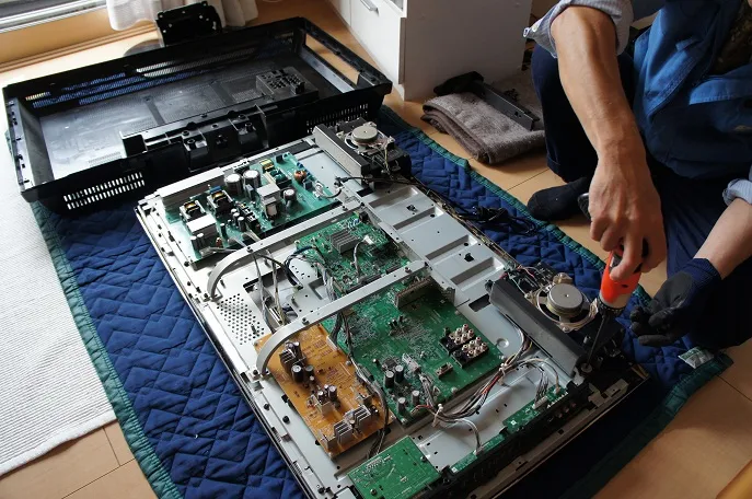 Khi nào bạn có thể tự xử lý tại nhà và khi nào nên gọi thợ sửa tivi Samsung chuyên nghiệp? sửa tivi samsung